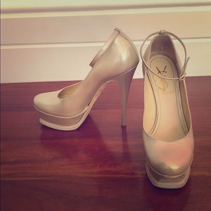 Yves Saint Laurent Pearl Beige Patent Leather Heel